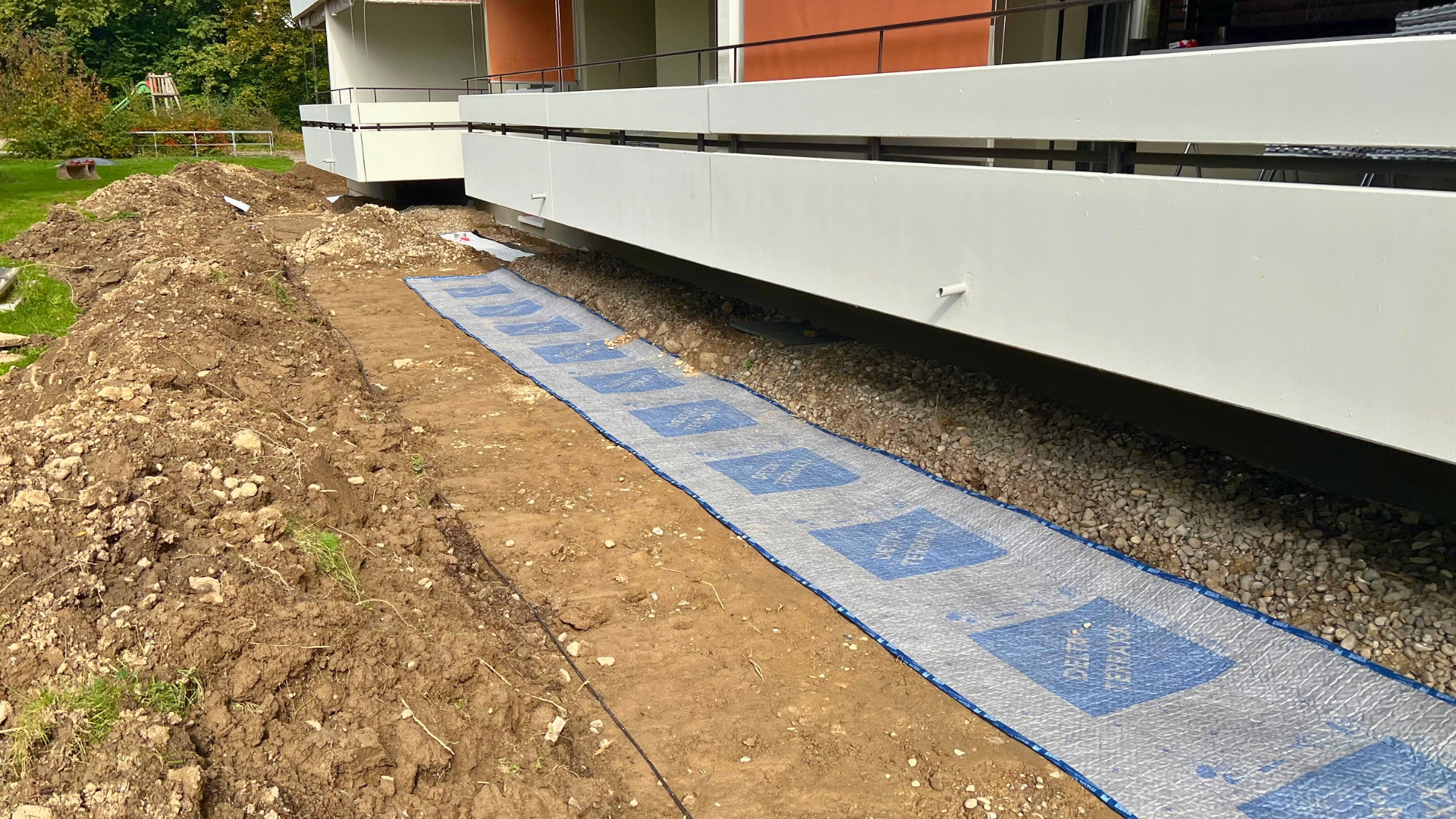 achgerechte Verlegung der Carpurit-Filtermatten bei einem Wohnbauprojekt: Skalierbare Lösung für umfangreiche Fassadenflächen.