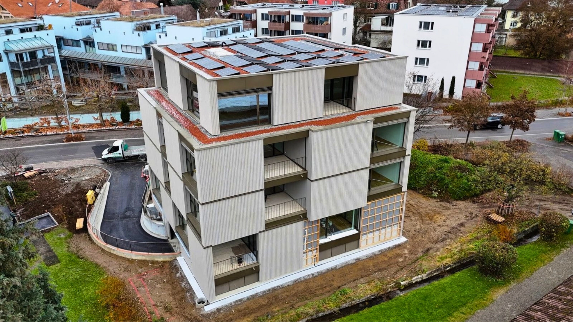 Luftaufnahme eines Einfamilienhauses mit installiertem Carpurit-System zur nachhaltigen Fassadenfiltration und zum Gewässerschutz