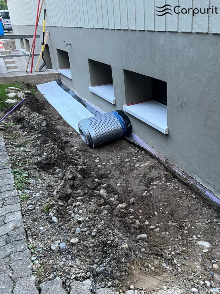 Passgenau ausgelegte Carpurit-Filtermatte, die bündig an der Fassadenkante für eine optimale Filtration ausgerichtet ist.