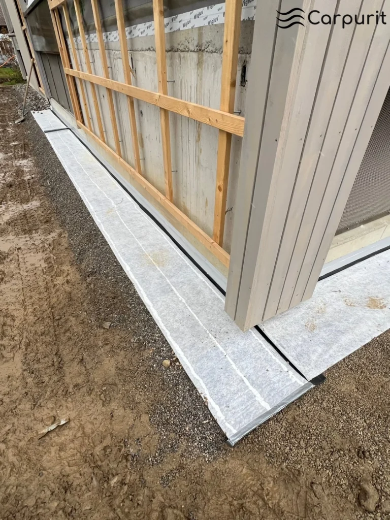 Abdeckung der Carpurit-Filtereinheit mit Kies, um die Systemtechnik unsichtbar in die Architektur zu integrieren.