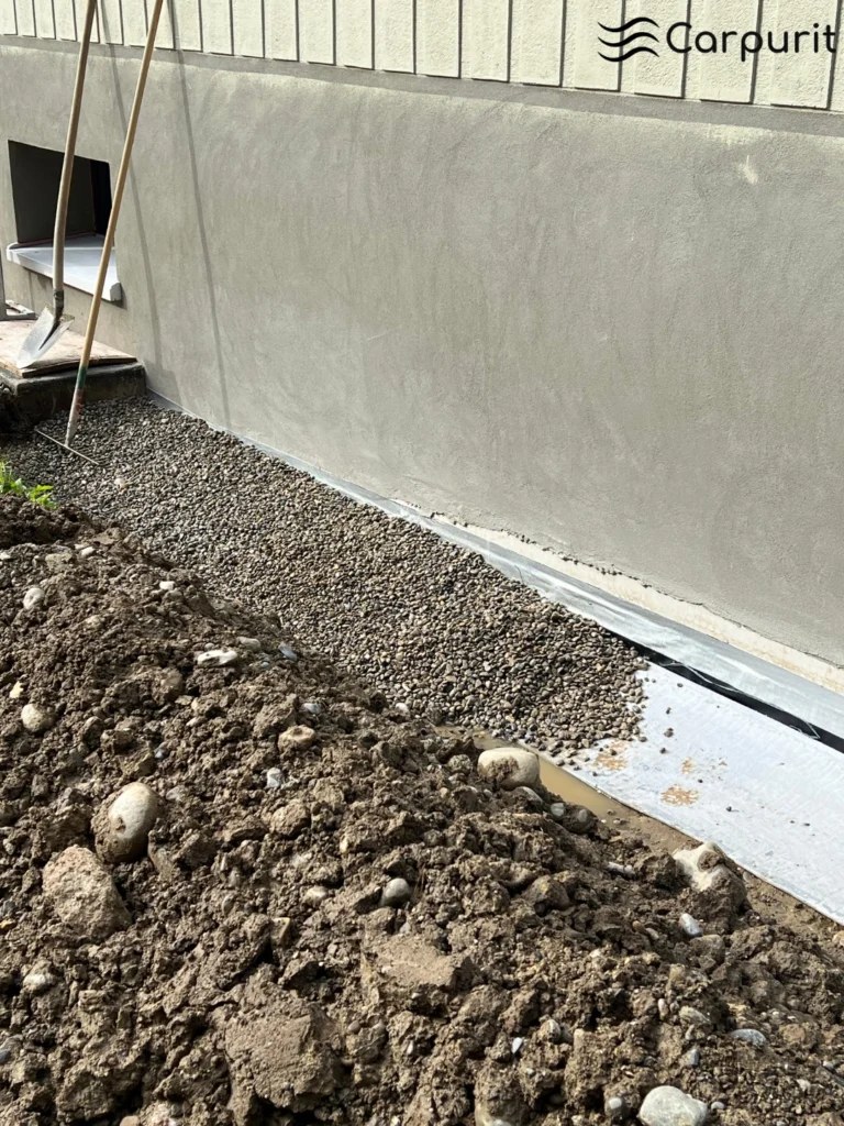 Fertig installiertes und unter Kies verborgenes Carpurit-System für einen diskreten und ästhetischen Gewässerschutz.